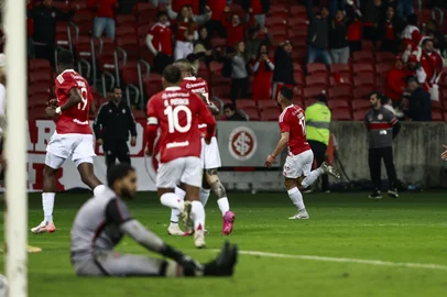 PORTO ALEGRE, RS, BRASIL, 12-07-2025: Internacional x Vitória. Em partida válida pela 13ª rodada do Campeonato Brasileiro, o Internacional recebe no Beira Rio a equipe do Vitória. O time do técnico Roger Machado tentar sair da zona de rebaixamento após parada devido ao Mundial de Clubes. Foto: André Ávila/Agência RBSIndexador: Andre Avila<!-- NICAID(16079326) -->