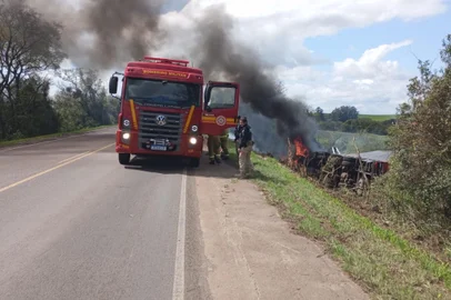 Motorista de carreta morre após veículo tombar e pegar fogo na BR-290, em Cachoeira do Sul <!-- NICAID(15867716) -->