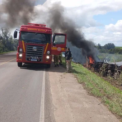 Motorista de carreta morre após veículo tombar e pegar fogo na BR-290, em Cachoeira do Sul <!-- NICAID(15867716) -->