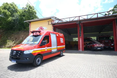 ANTÔNIO PRADO, RS, BRASIL, 26/11/2025. Jober Vieira, comandante Corpo de Bombeiros, e Tainá Rigo, presidente Associação Bombeiros Voluntários. Bombeiros ajudaram no salvamento de criança engasgada na noite de terça-feira (25/11). (Porthus Júnior/Agência RBS)<!-- NICAID(16174747) -->