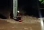 VÍDEO: equipe de resgate é levada pela correnteza e fica presa a poste em Roca Sales