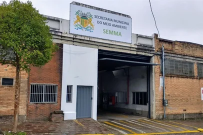 Fabiano Provin / Prefeitura de Caxias / Divulgação A partir dessa segunda-feira (29), a Secretaria Municipal do Meio Ambiente (Semma) de Caxias do Sul retoma os atendimentos presenciais, agora com endereço diretamente na estrutura da Maesa. Foram duas semanas com serviço remoto, para que a pasta pudesse efetuar a mudança para o novo endereço, que agora passa a ser na rua Dom José Barea, 1.501, no bairro Exposição. <!-- NICAID(15440429) -->