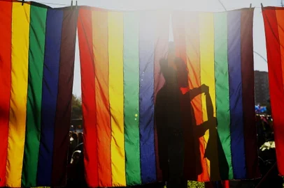 PORTO ALEGRE, RS, BRASIL - 07.07.2019 - Com trios elétricos, caminhada alusiva à Parada LGBT+ ocorre neste domingo em Porto Alegre. (Foto: Mateus Bruxel/Agência RBS)<!-- NICAID(14154577) -->