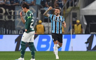 GRÊMIO X PALMEIRASRS - BRASILEIRÃO/GRÊMIO X PALMEIRAS - ESPORTES - João Pedro, do Grêmio, comemora seu gol na partida entre Grêmio e Palmeiras válida pela 24ª rodada do Campeonato Brasileiro 2023, na Arena do Grêmio, em Porto Alegre, na noite desta quinta-feira (21). 21/09/2023 - Foto: EDU ANDRADE/FATOPRESS/ESTADÃO CONTEÚDOEditoria: ESPORTESLocal: PORTO ALEGREIndexador: EDU ANDRADEFotógrafo: FATOPRESS<!-- NICAID(15548260) -->