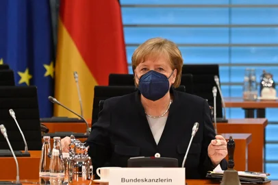 A chanceler alemã, Angela Merkel, assumiu o assento para liderar a reunião de gabinete semanal em 5 de maio de 2021 na chancelaria em Berlim. (Foto de John MACDOUGALL / POOL / AFP)<!-- NICAID(14774525) -->