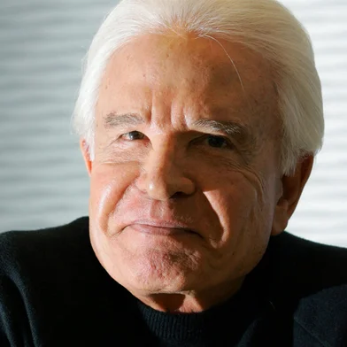 Cid Moreira morre aos 97 anosRJ - CID MOREIRA/MORTE/ARQUIVO - GERAL - Foto de arquivo de 02/09/2004 do jornalista e apresentador Cid Moreira durante   entrevista sobre os 35 anos do Jornal Nacional, no Rio de Janeiro. Cid Moreira   morreu na manhã desta quinta-feira, 3 de outubro de 2024, aos 97 anos. Um dos   rostos - e vozes - mais conhecidos da televisão brasileira, ele estava internado   no Hospital Santa Teresa, em Petrópolis. O jornalista enfrentava problemas nos   rins, e já fazia diálise com frequência, segundo Fátima Sampaio, a viúva de Cid   Moreira. **ATENÇÃO: CONFIRA MAIS OPÇÕES DE FOTOS EM NOSSO BANCO DE IMAGENS**   02/09/2004 - Foto: FÁBIO MOTTA/ESTADÃO CONTEÚDOEditoria: GERALLocal: APERIBEIndexador: F¡BIO MOTTAFonte: AGENCIA ESTADOFotógrafo: ESTADˆO CONTEŽDO<!-- NICAID(15881685) -->