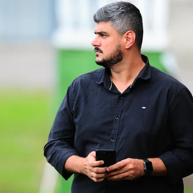 CAXIAS DO SUL, RS, BRASIL, 04/04/2022. A SER Caxias apresentou na tarde desta segunda-feira o novo técnico para a temporada 2022. O técnico Luan Carlos e o auxiliar Kinho Forgiarini já comandaram um treino no CT Baixada Rubra/Vanderlei Bersaghi. Na foto, gerente de futebol Filipi Cruz. (Porthus Junior/Agência RBS)Indexador:                                 <!-- NICAID(15059801) -->