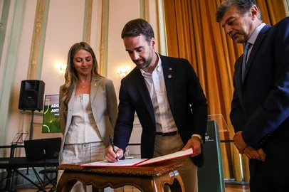 Asssinatura da Adoção da Definição de Antissemitismo da Aliança Internacional de lembrança do Holocausto com Ato de Homenagem às Vítimas do Holocausto.Eduardo Leite, assinando.Indexador: DF<!-- NICAID(15962502) -->