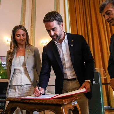 Asssinatura da Adoção da Definição de Antissemitismo da Aliança Internacional de lembrança do Holocausto com Ato de Homenagem às Vítimas do Holocausto.Eduardo Leite, assinando.Indexador: DF<!-- NICAID(15962502) -->
