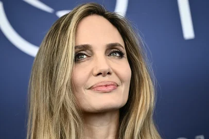 US actress Angelina Jolie attends the photocall of the movie "Maria", a biopic on Maria Callas, during the 81st International Venice Film Festival at Venice Lido, on August 29, 2024. (Photo by Marco BERTORELLO / AFP)Editoria: ACELocal: VeniceIndexador: MARCO BERTORELLOSecao: cinema industryFonte: AFPFotógrafo: STF<!-- NICAID(15853246) -->