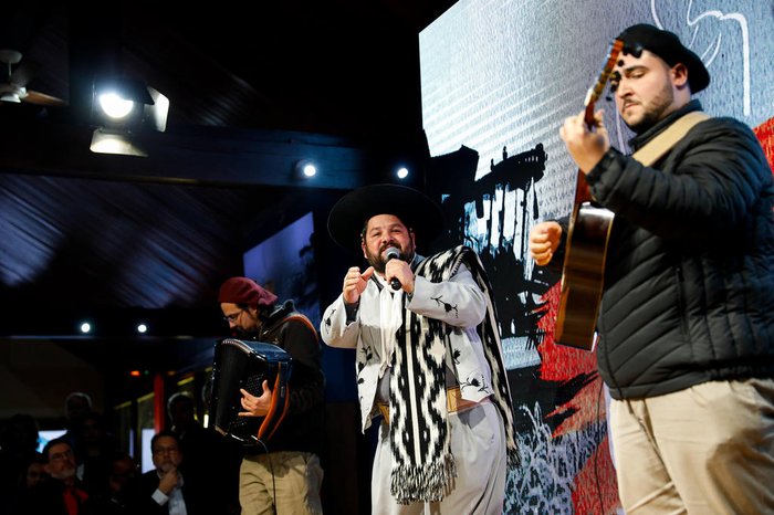 "Guri", canção de César Passarinho, que inspira o prêmio, foi interpretada no início da cerimônia pelo trio formado por Joaquim Velho, Fernando Saccol e Carlos Möller
