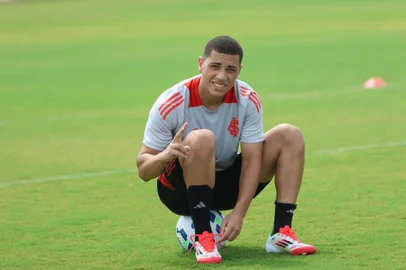 Meia Gabriel Carvalho volta a treinar no CT do Inter