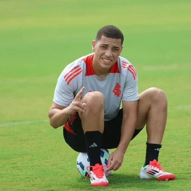 Meia Gabriel Carvalho volta a treinar no CT do Inter