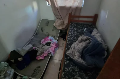 O Ministério Público do Trabalho no Rio Grande do Sul (MPT-RS) ajuizou, na quinta-feira (25), uma ação civil pública contra a JBS Aves, pedindo a responsabilização da empresa como tomadora e beneficiária de trabalho análogo à escravidão em sua cadeia produtiva, na etapa de apanha de aves.  Os alojamentos onde descansavam também foram considerados precários pelo MPT.<!-- NICAID(16134030) -->