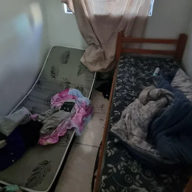 O Ministério Público do Trabalho no Rio Grande do Sul (MPT-RS) ajuizou, na quinta-feira (25), uma ação civil pública contra a JBS Aves, pedindo a responsabilização da empresa como tomadora e beneficiária de trabalho análogo à escravidão em sua cadeia produtiva, na etapa de apanha de aves.  Os alojamentos onde descansavam também foram considerados precários pelo MPT.<!-- NICAID(16134030) -->