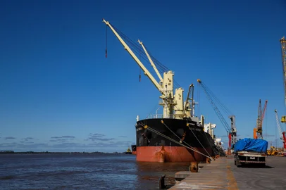RIO GRANDE, RS, BRASIL - 09/05/2024 - Imagens no Porto de Rio Grande. A Portos RS é a empresa responsável pelo sistema hidroportuário do estado do Rio Grande do Sul. FOTO: DUDA FORTES, AGÊNCIA RBS<!-- NICAID(15761177) -->