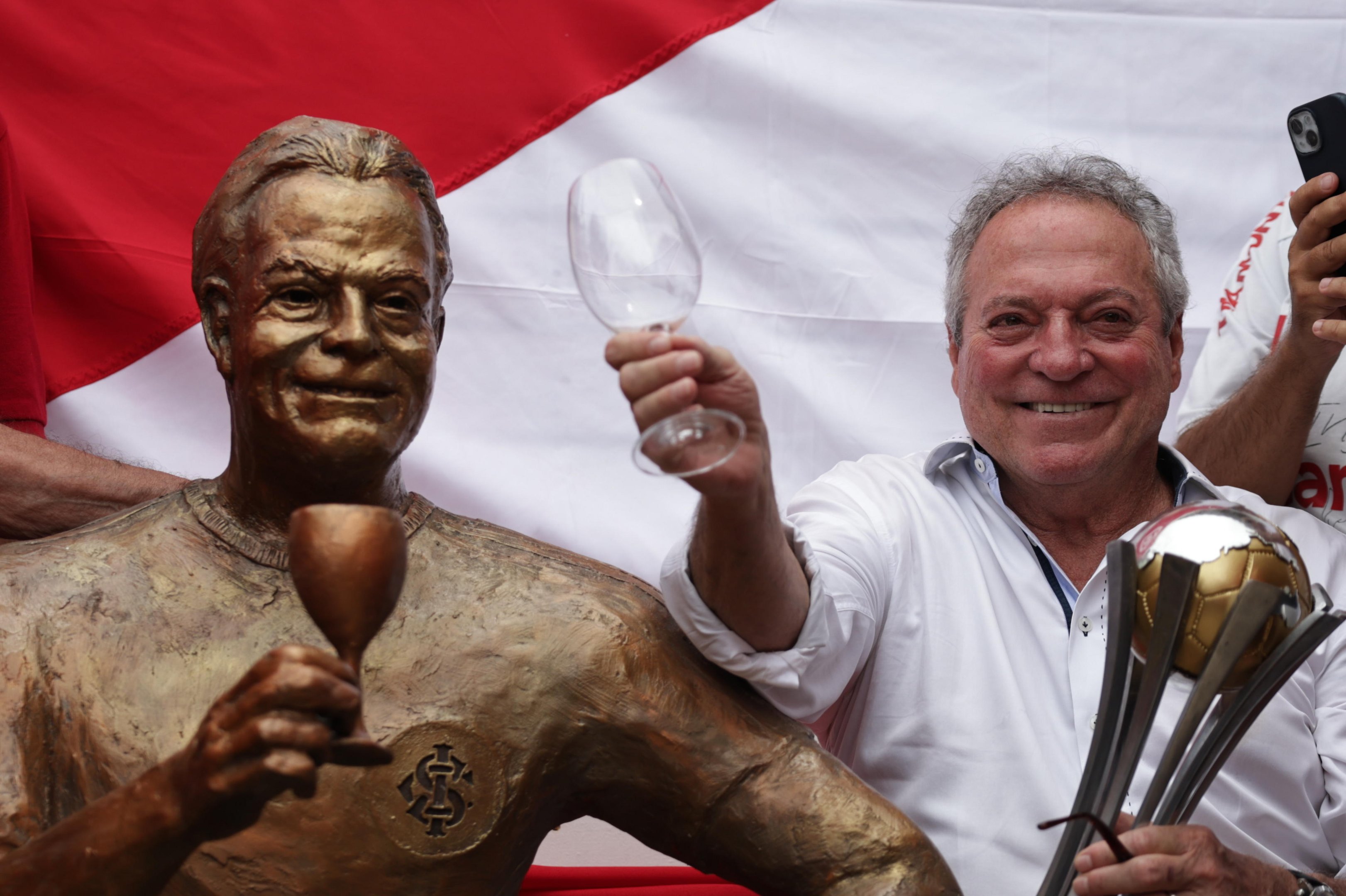 &Iacute;dolo do Inter, Abel Braga participa de inaugura&ccedil;&atilde;o de est&aacute;tua em sua homenagem