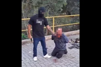 Polícia de Caxias do Sul tenta identificar vítimas torturadas em esquema de agiotagem; vídeos mostram agressões com choque, taco e arma<!-- NICAID(16155091) -->