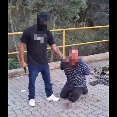 Polícia de Caxias do Sul tenta identificar vítimas torturadas em esquema de agiotagem; vídeos mostram agressões com choque, taco e arma<!-- NICAID(16155091) -->