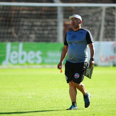 VERANÓPOLIS, RS, BRASIL, 21/02/2019. Treino do Veranópolis no estádio Antônio David Farina. O VEC tenta fugir do rebaixamento da série A do Campeonato Gaúcho (Gauchão 2019). Na foto, técnico Hélio Vieira. (Porthus Junior/Agência RBS)<!-- NICAID(13967154) -->