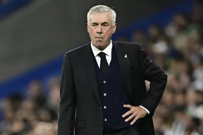 Real Madrid's Italian coach Carlo Ancelotti stands on the sideline during the Spanish League football match between Real Madrid CF and CA Osasuna at the Santiago Bernabeu stadium in Madrid on October 2, 2022. (Photo by JAVIER SORIANO / AFP)Editoria: SPOLocal: MadridIndexador: JAVIER SORIANOSecao: soccerFonte: AFPFotógrafo: STF<!-- NICAID(15293258) -->