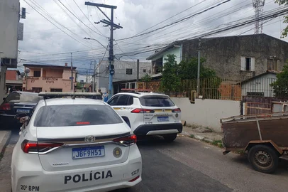 Local do crime foi isolado para perícia na tarde desta segunda-feira (12), no bairro Jardim Itu, em Porto Alegre.<!-- NICAID(16202466) -->