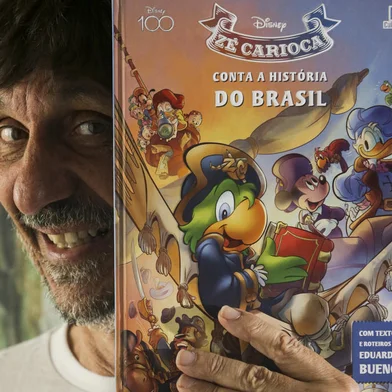 Porto Alegre, RS, Brasil, 28-03-2023: Eduardo Bueno, o Peninha, com o livro Zé Carioca conta a história do Brasil, com textos e roteiros dele, em casa, em Porto Alegre. Foto: Mateus Bruxel / Agência RBSIndexador: Andre Avila<!-- NICAID(15387425) -->