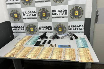Em cinco dias de operação para combater tráfico e reduzir homicídios, 30 pessoas são presas em Caxias. Na foto aprrensão feita pelo Batalhão de Choque, por volta das 21h30min, na  Rua Filomena Rech, no bairro Jardim Iracema. No endereço eram guardadas armas e dinheiro para organização criminosa. <!-- NICAID(15678631) -->