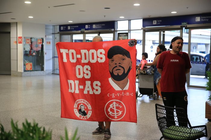 Luiz Adriano foi recepcionado por torcedores que levaram faixa com frase de seu pai que viralizou nas redes sociais