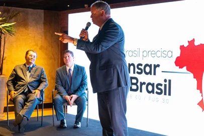 Alceu Moreira no lançamento do programa O Brasil precisa pensar o Brasil. Ao fundo, senador Eduardo Braga e o presidente nacional do MDB, Baleia Rossi<!-- NICAID(15998868) -->
