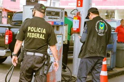 A Polícia Federal (PF) realiza, nesta sexta-feira (27), uma operação de fiscalização de postos de combustíveis em todo o território nacional. O objetivo é combater reajustes indevidos nos preços, em meio à guerra no Oriente Médio.<!-- NICAID(16253441) -->
