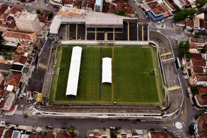 Aerial view of the Vila Belmiro stadium, the home of Santos football team, in Santos, Brazil, on December 27, 2022. - Family members spent Christmas on Sunday with Pele at the Sao Paulo hospital where the legendary footballer is battling worsening cancer as well as kidney and heart problems, according to social media posts by his children. Fans of the player, considered by many the greatest of all time, have been expressing hope for his recovery since he was hospitalized in late November. (Photo by CARLOS FABAL / AFP)Editoria: SPOLocal: SantosIndexador: CARLOS FABALSecao: soccerFonte: AFPFotógrafo: STR<!-- NICAID(15307842) -->