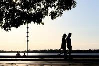 PORTO ALEGRE, RS, BRASIL, 13-12-2025: Ambiental de clima no final da tarde de sábado (13) na Orla do Guaíba. O dia foi marcado pela presença constante do sol e temperaturas elevadas. Foto: Bruno Todeschini/Agência RBS<!-- NICAID(16186344) -->