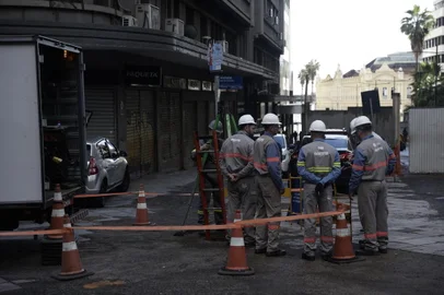 Porto Alegre, RS, Brasil, 17-05-2024: Equipe da Ceee Equatorial trabalha na Rua dos Andradas para tentar reestabelecer energia na região central da cidade. Foto Mateus Bruxel<!-- NICAID(15766512) -->