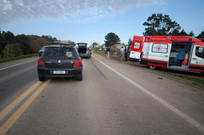 Acidente entre dois carros deixa três pessoas feridas na BR-285, em Passo Fundo<!-- NICAID(16353716) -->