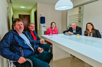 Denise Pessoa (PT) e Alceu Barbosa Velho (PDT) conversam com representantes do PSB caxiense.<!-- NICAID(15795134) -->