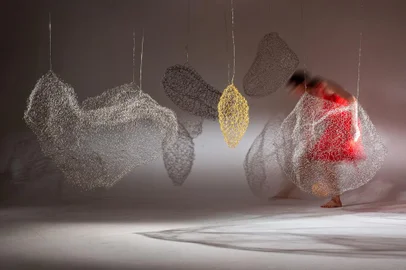 No dia 7 de julho, na Galeria de Arte Gerd Bornheim, a artista visual Cristina Lisot abre a exposição “Jardim de Roccas”. Misto de instalação artística, com recursos das artes manuais, trabalhando sobre conceitos de materialidade, imagem, performance e dança, o trabalho apresenta objetos têxteis visuais em formato de pedras tecidas com fios de arame, além de outras criações.<!-- NICAID(15450017) -->