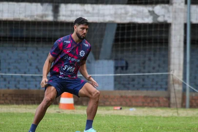 O Caxias acertou a primeira contratação visando a Série C do Campeonato Brasileiro. Trata-se do volante Paulinho Curuá, de 27 anos. O jogador já realizou os exames médicos e se apresentou nesta terça-feira (18) no Estádio Centenário. <!-- NICAID(15998256) -->