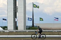 A cyclists passes by the Brazilian National Congress building in Brasilia, Brazil, on presidential election day on October 4, 2026. (Photo by Evaristo SA / AFP)Editoria: POLLocal: BrasíliaIndexador: EVARISTO SASecao: electionFonte: AFPFotógrafo: STF<!-- NICAID(16379906) -->
