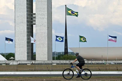 Evaristo SA / AFP A cyclists passes by the Brazilian National Congress building in Brasilia, Brazil, on presidential election day on October 4, 2026. (Photo by Evaristo SA / AFP)Editoria: POLLocal: BrasíliaIndexador: EVARISTO SASecao: electionFonte: AFPFotógrafo: STF<!-- NICAID(16379906) -->