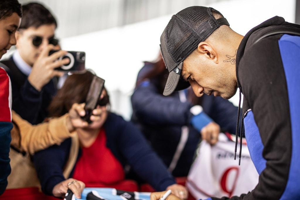 Luis Suárez se apresenta à seleção uruguaia 