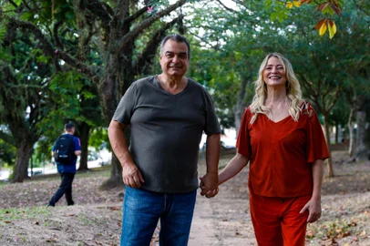 PORTO ALEGRE, RS, BRASIL, 12.04.2023: Os moradores Rubem Fridolino e Ketty Christ estão mobilizando os vizinhos no bairro Passo da Areia para transformar a praça Jari. Foto: Camila Hermes/Agencia RBS<!-- NICAID(15401295) -->