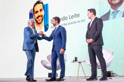 SÃO PAULO, SP – 28.01.2026 – O governador Eduardo Leite participou da 13ª edição da Latin America Investment Conference (LAIC 2026), realizada no Grand Hyatt São Paulo, onde se encontrou com o governador de Goiás, Ronaldo Caiado. Leite integrou um painel com governadores que debateu o balanço das ações de governo e os desafios do país para 2026, em diálogo com investidores, lideranças empresariais e analistas do mercado financeiro. O painel contou ainda com a participação dos governadores Romeu Zema e Ratinho Junior, sob mediação do jornalista Fábio Zambeli. A conferência, promovida pelo UBS, é um dos principais fóruns de investimento da América Latina.Crédito: Mauricio Tonetto / Secom<!-- NICAID(16213595) -->