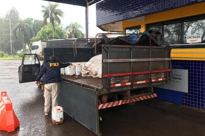 Carga com mil litros de agrotóxicos é apreendida e homem é preso, na BR-158<!-- NICAID(15773267) -->
