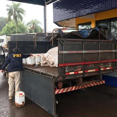 Carga com mil litros de agrotóxicos é apreendida e homem é preso, na BR-158<!-- NICAID(15773267) -->