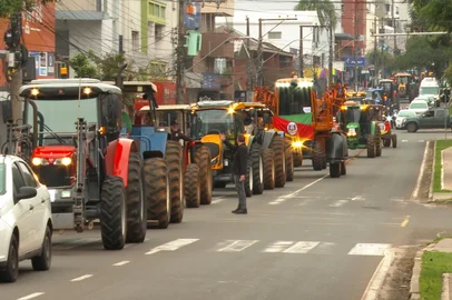 Tratoraço de agricultores chega ao fim após seis horas de mobilização em o Fundo<!-- NICAID(16054422) -->