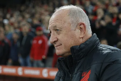 Athletico Paranaense's coach Luiz Felipe Scolari gestures during the Copa Libertadores first leg semifinal all-Brazilian football match against Palmeiras, at the Arena da Baixada stadium, in Curitiba, Brazil, on August 30, 2022. (Photo by Albari Rosa / AFP)Editoria: SPOLocal: CuritibaIndexador: ALBARI ROSASecao: soccerFonte: AFPFotógrafo: STR<!-- NICAID(15248811) -->