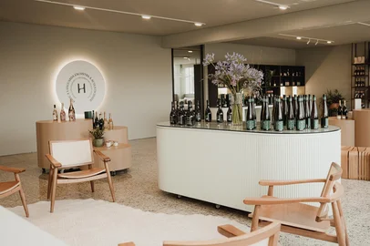 Com sede administrativa em Bento Gonçalves e vinhedos em Pinheiro Machado, a vinícola Hermann tem agora uma loja física no Vale dos Vinhedos. O espaço, na Linha Oito da Graciema, inaugurou nesta quinta-feira (11) estará aberto todos os dias das 10h às 17h30min.<!-- NICAID(16184761) -->