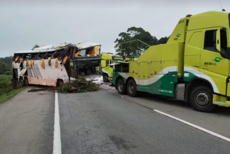 Acidente fatal envolvendo ônibus na BR-116, em Pelotas.<!-- NICAID(15695499) -->