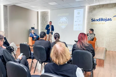 Neimar De Cesero / Agencia RBS Com reforço no policiamento na área central, operação Black Friday é lançada em Caxias do Sul<!-- NICAID(16168667) -->